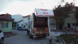 Çöp konteynerleri yıkanarak dezenfekte ediliyor