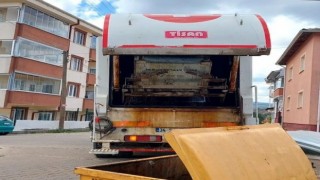 Çöp konteynırları yıkanarak dezenfekte ediliyor