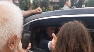 Cumhurbaşkanı Erdoğan Tayyip dede diye seslenen çocuklara hediyeler verdi