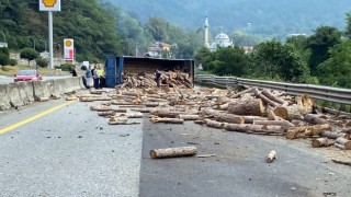 D-650de tomruk yüklü tır devrildi, trafik durma noktasına geldi