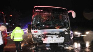 D-650de yolcu otobüsü tıra çarptı: 25 yaralı