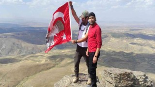 Dağcılar Zafer Bayramını zirvede kutladı