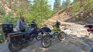 Dengesini kaybetti, 50 metrelik uçurumdan motosikletiyle yuvarlandı