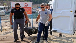 Denizde boğulan emekli öğretmene, gözü yaşlı kardeşlerden son öpücük