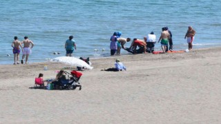 Denizde boğulma tehlikesi geçiren 2 kadın hastaneye kaldırıldı