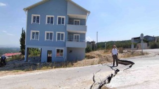 Deprem gibi...İnşaat çalışması karayolu ve evlerin bahçesini böyle çökertti