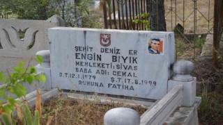 Deprem şehidi mezarı başında anıldı
