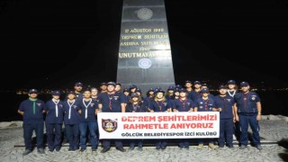 Depremde hayatını kaybedenler deprem saatinde dualarla anıldı