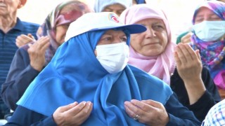 Depremde yaşamını yitirenler için eller semaya açıldı