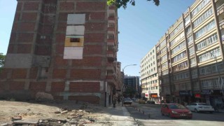 Depremde yıkılan binanın yanındaki apartmanda asılı kalan dolap kuşlara yuva oldu