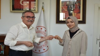Dereceye giren öğrencileri altın hediye ile ödüllendirdi