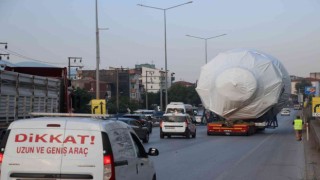 Devasa yük taşıyan tır şehri birbirine kattı