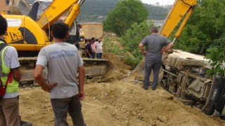 Devrilen kamyondan canını kurtarmak için atlarken altında kaldı