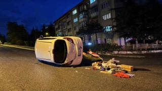 Devrilen otomobilin 70 yaşındaki sürücüsü yaralandı