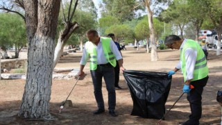 Didim plajlarında temizlik çalışması yapılıyor