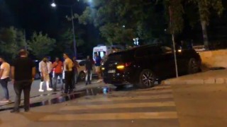 Dikkatsiz sürücüler kavşakta kafa kafaya çarpıştı