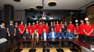 Dışişleri Bakanı Mevlüt Çavuşoğlu, Filenin Efelerini ziyaret etti