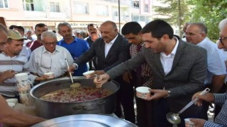Doğanşehirde vatandaşlara aşure ikram edildi
