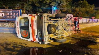 Dolmuşla çarpışan ambulans devrildi: 3 yaralı