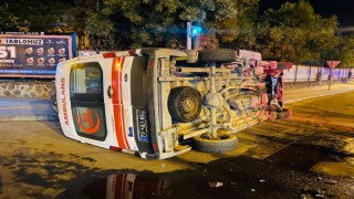 Dolmuşla çarpışan ambulans devrildi: 3 yaralı