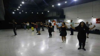 Düğün arifesindeki çiftler ilk dans yerine Ankara oyun havaları öğreniyor