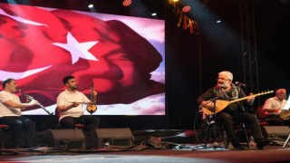 Dumlupınarda Esat Kabaklı konseri