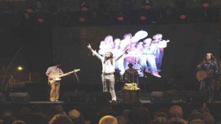 Dumlupınarda Retrobüs Müzik Grubu konser verdi
