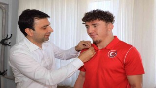 Dünya 3üncüsü güreşçi altınla ödüllendirildi