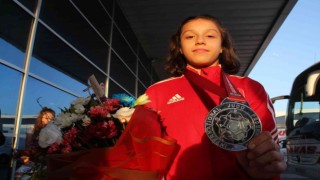 Dünya ikincisi Begümnaz yurda döndü