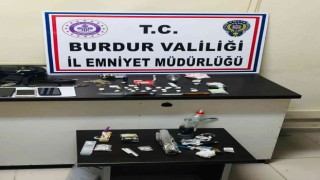 Durdurulan araç ve içerisindeki şahıslar üzerinde çok sayıda uyuşturucu madde bulundu