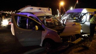 Düzensiz göçmenleri taşıyan minibüs kamyonete çarptı: 1 ölü, 13 yaralı