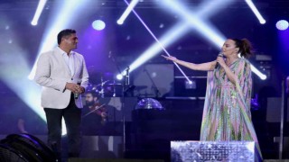 Ebru Gündeşten Aliağada 50 bin kişilik dev konser