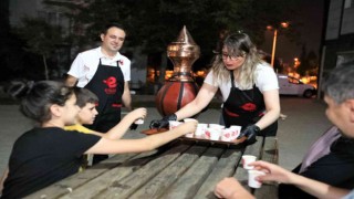Efeler halkı Başkan Atayın ikramıyla serinledi