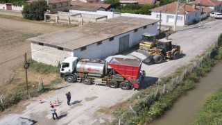 Efelerde 15 yıllık yol sorunu asfalt aracıyla sona erdi