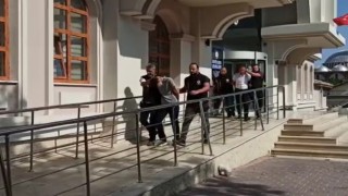Eğlence merkezi önündeki cinayetin şüphelilerini kırmızı araçları yakalattı