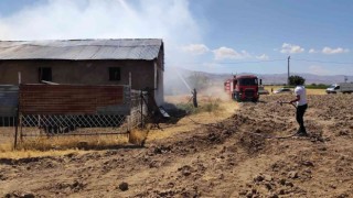 Elazığda ahır yangını: 18 büyükbaş kurtarıldı, 30 ton saman yandı