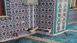 Elazığda hırsızlar gece camiye girdi