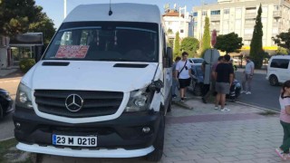 Elazığda minibüs ile otomobil çarpıştı: 2 yaralı