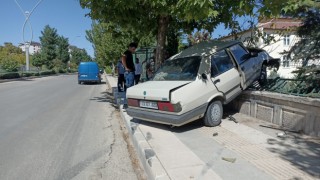Elazığda otomobil duvara çarptı: 1 yaralı