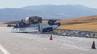 Elazığda pikap ile otomobil çarpıştı: 3 yaralı