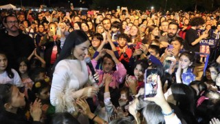 Elif Buse Doğan, Çameli festivalinde Samsak Döveci şarkısını çocuklarla söyledi