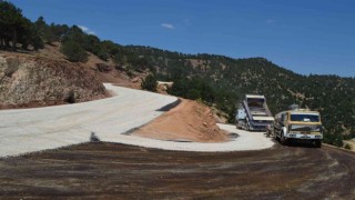 Elmalı Yuva Yayla Yolunda sathi asfalt çalışması