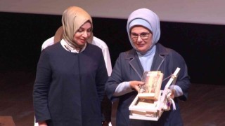 Emine Erdoğan: “İslamofobinin ve milli değerleri hedef alan küresel ideolojilerin karşısında duracak olan, sizlersiniz”