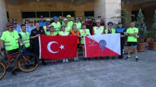 Emniyet Müdürü Gezerden Dumlupınara giden bisikletçilere jest