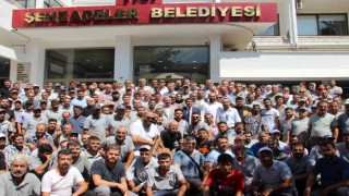 En yüksek zammı alan işçilerden başkan Çelike davul zurnalı teşekkür