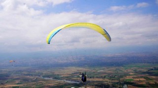 Erbaada yamaç paraşütü yarışları renkli görüntülere sahne oldu