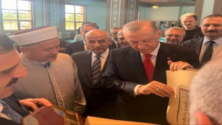 Erdoğan, açılışını yaptığı Kütahya Mehmetçik Camiine Kuran-ı Kerim hediye etti