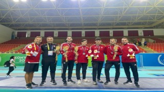 Erkek Kılıç Milli Takımı hem gümüş madalyanın hem de Eskişehirli sporseverlerin takdirini kazandı