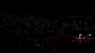 Erol Evgin ışık şovu eşliğinde şarkılarını seslendirdi