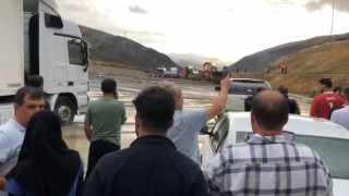 Erzincan-Sivas kara yolu heyelan nedeniyle ulaşıma kapandı